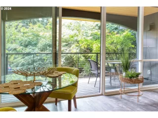 Photo #6: 24024328 Listing