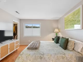 Photo #4: 24025245 Listing