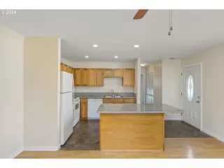 Photo #5: 24027539 Listing 