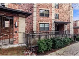 Photo #6: 24028396 Listing