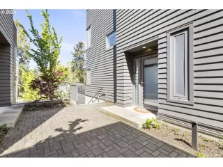 Photo #3: 24030458 Listing