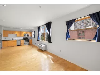 Photo #3: 24031402 Listing