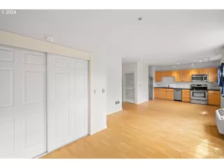 Photo #4: 24031402 Listing