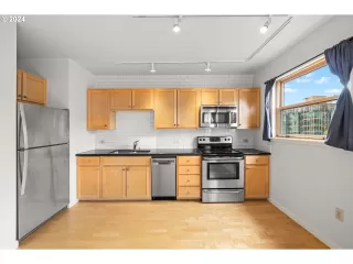 Photo #5: 24031402 Listing