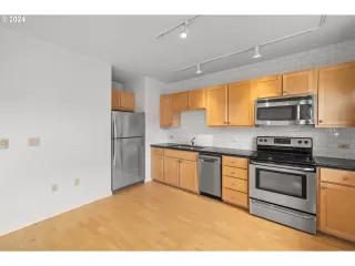 Photo #6: 24031402 Listing