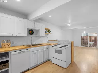 Photo #2: 24031761 Listing 