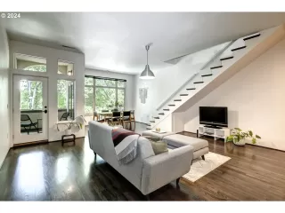 Photo #3: 24031886 Listing