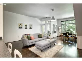 Photo #4: 24031886 Listing