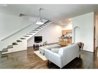 Photo #5: 24031886 Listing