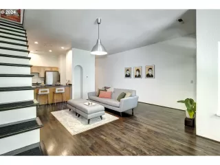 Photo #6: 24031886 Listing