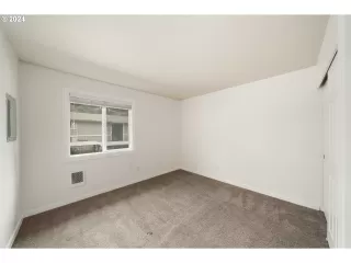 Photo #4: 24035345 Listing