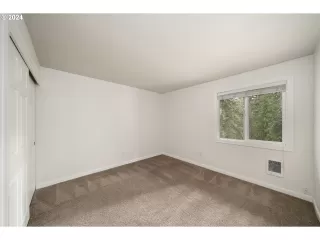 Photo #5: 24035345 Listing