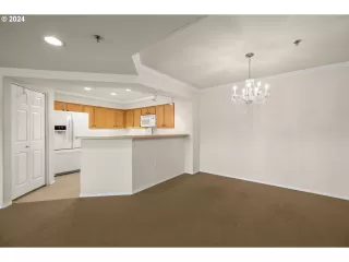 Photo #5: 24035704 Listing