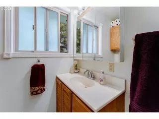 Photo #3: 24038016 Listing