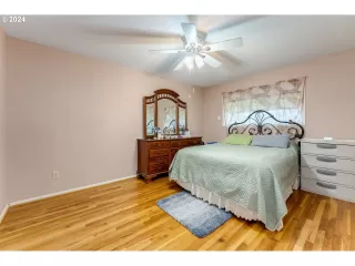 Photo #6: 24038016 Listing