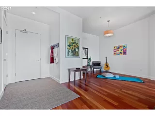 Photo #3: 24039528 Listing