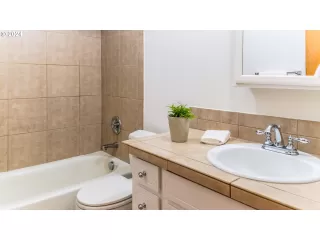 Photo #5: 24039974 Listing 