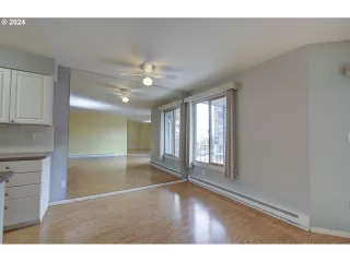 Photo #6: 24040105 Listing 