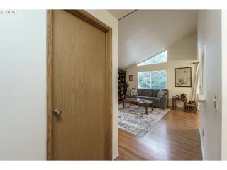 Photo #4: 24041546 Listing