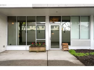 Photo #5: 24041735 Listing