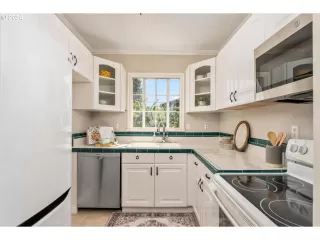 Photo #6: 24042371 Listing