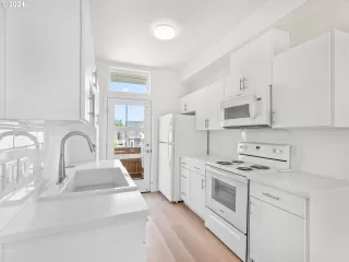 Photo #5: 24042536 Listing