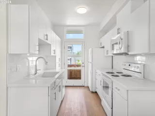 Photo #6: 24042536 Listing