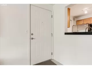 Photo #5: 24042759 Listing