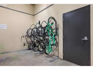 Photo #6: 24046926 Listing