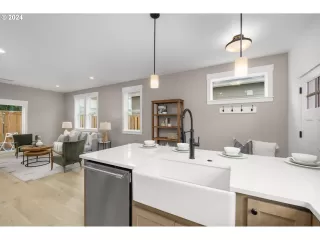 Photo #2: 24047936 Listing