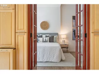 Photo #4: 24048148 Listing