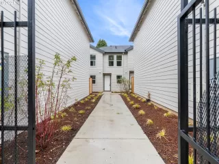 Photo #1: 24048523 Listing