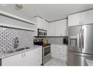 Photo #4: 24048583 Listing