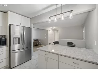 Photo #5: 24048583 Listing