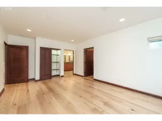 Photo #4: 24050057 Listing