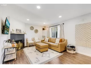 Photo #4: 24051010 Listing