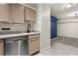 Photo #6: 24051083 Listing