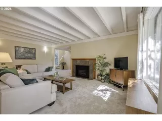 Photo #4: 24051316 Listing