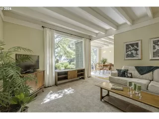 Photo #5: 24051316 Listing