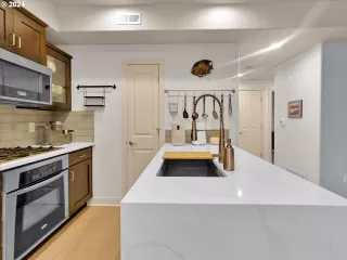 Photo #5: 24051870 Listing