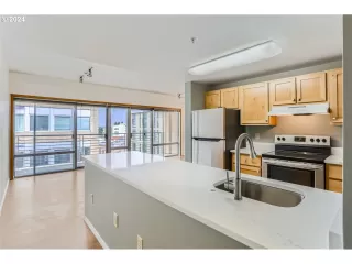 Photo #4: 24052220 Listing