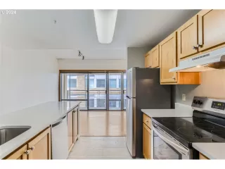 Photo #5: 24052220 Listing