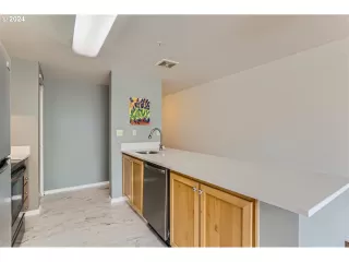 Photo #6: 24052220 Listing