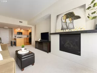 Photo #5: 24053993 Listing