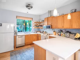 Photo #5: 24055400 Listing