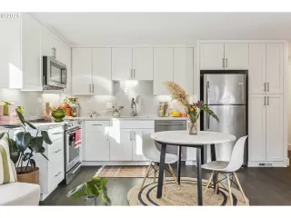 Photo #1: 24059046 Listing