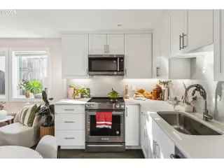 Photo #3: 24059046 Listing