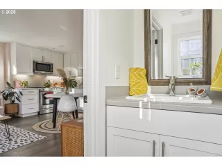 Photo #6: 24059046 Listing