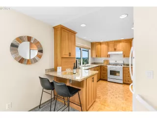 Photo #6: 24061025 Listing 