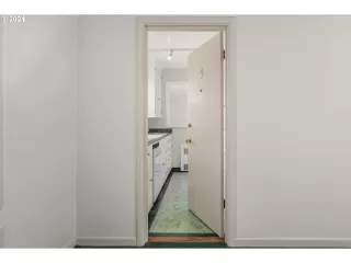 Photo #5: 24061137 Listing